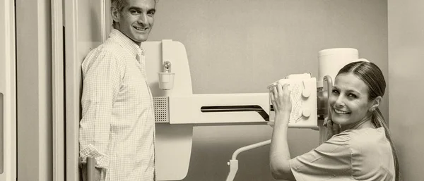 Счастливая Летняя Пациентка Проходит Рентген Концепция Здоровья — стоковое фото