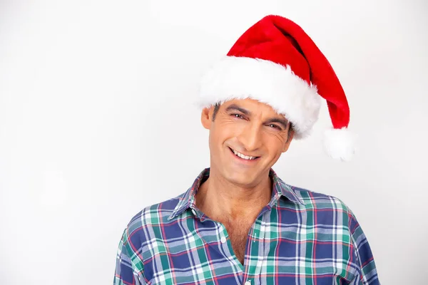 Glücklich Lächelnder Mann Mit Weihnachtsmütze Hause — Stockfoto