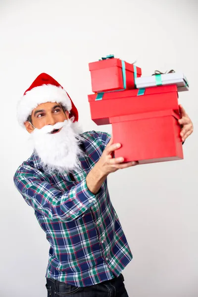 Szczęśliwy Uśmiechnięty Człowiek Noszący Świąteczny Kapelusz Pokazujący Czerwone Pudełka Białym — Zdjęcie stockowe