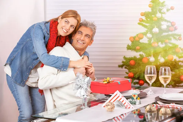 Glücklich Lächelndes Junges Paar Das Sich Vor Dem Weihnachtsbaum Umarmt — Stockfoto