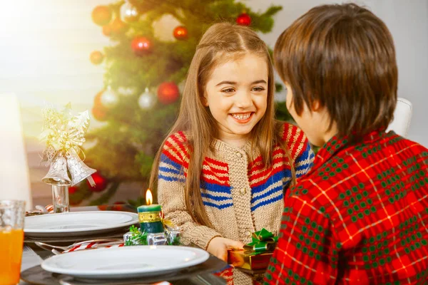 クリスマスのために家で幸せな笑顔の白人家族クリスマスプレゼントをアンラッピング — ストック写真