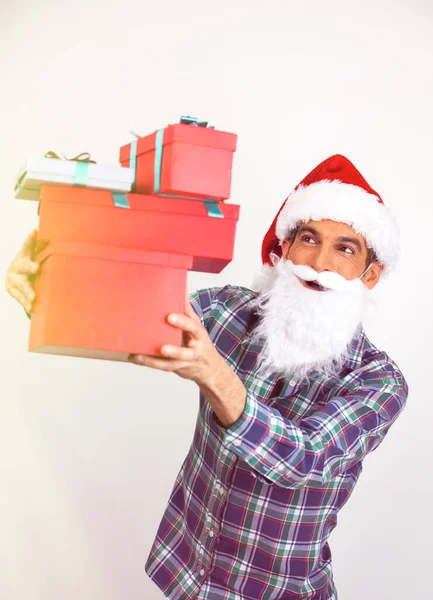Χαρούμενος Χαμογελαστός Άντρας Χριστουγεννιάτικο Καπέλο Που Δείχνει Κόκκινα Κουτιά Δώρου — Φωτογραφία Αρχείου