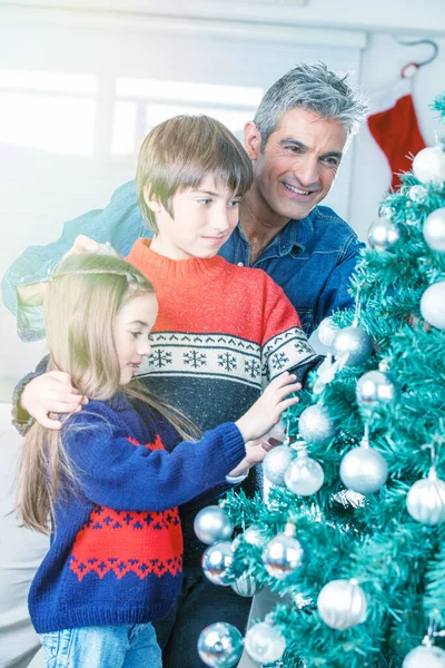 Glückliche Familie Schmückt Weihnachtsbaum Hause — Stockfoto