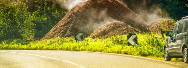 Fertilizzante Con Fumo Lungo Una Strada Montagna — Foto Stock