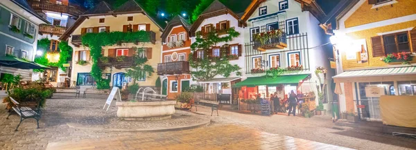 Hallstatt Österrike Staden Centrala Torget Med Färgglada Hem Sommaren Natt — Stockfoto