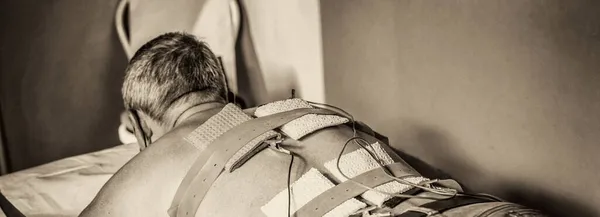 Mann Behandelt Die Muskeln Mit Elektroden — Stockfoto