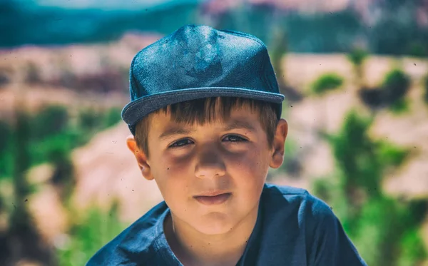 Menino Feliz Usando Chapéu Visitando Parque Nacional — Fotografia de Stock