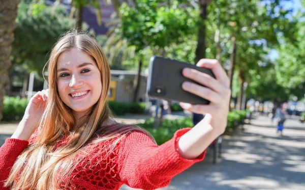 Menina Fazendo Selfie Com Telefone Celular Livre — Fotografia de Stock
