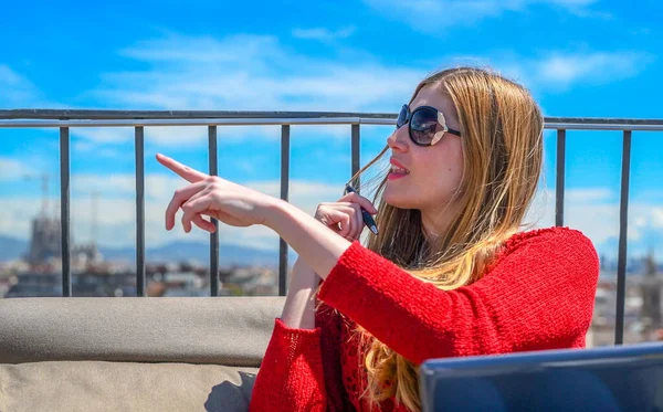 Feliz Joven Mujer Disfrutando Vista Ciudad Desde Azotea Día Soleado —  Fotos de Stock