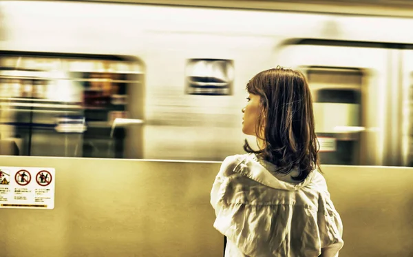 Ασιάτισσα Κοπέλα Περιμένει Για Την Άφιξη Του Τρένου Στο Σταθμό — Φωτογραφία Αρχείου