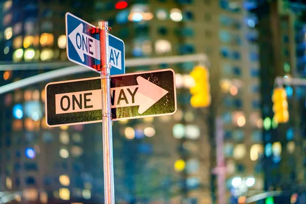 Sinais Sentido Único Noite Nova York Manhattan — Fotografia de Stock