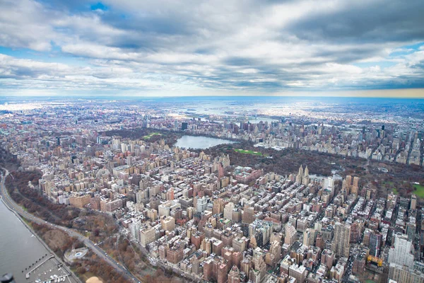 在多云的日子里 曼哈顿的直升机在看风景 中城及中央公园鸟瞰图 — 图库照片