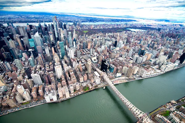 Bulutlu Bir Günde Manhattan Helikopter Manzarası Şehir Merkezi Hava Görüntüsü — Stok fotoğraf