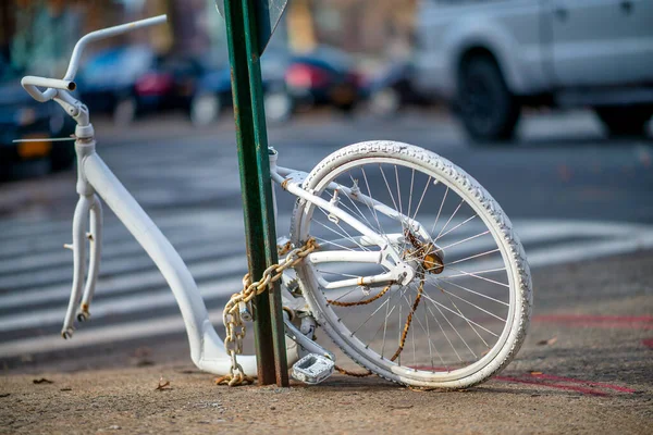 Брошенный Белый Велосипед Нью Йорке Велосипед Колеса Привязанный Столбу — стоковое фото