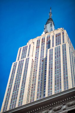 NEW YORK CITY - 4 ARALIK 2018: Ünlü Empire State binasının sokak manzarası