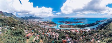 Mahe sahili ve Eden Adası, Seyşeller 'in hava günbatımı panoramik manzarası.