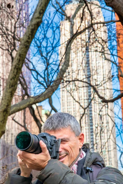 Hombre Fotógrafo Ciudad Nueva York Parque Edificios Fondo — Foto de Stock