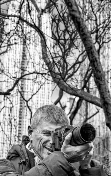 Мужской Фотограф Нью Йорке Парк Здания Заднем Плане — стоковое фото