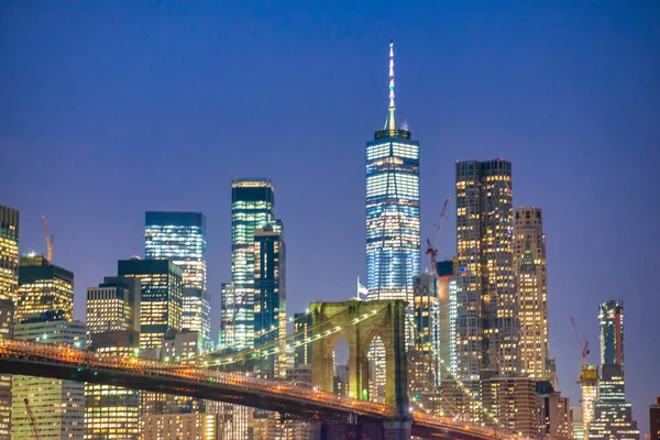 ブルックリン橋とロウアー マンハッタンの夜 ニューヨーク — ストック写真