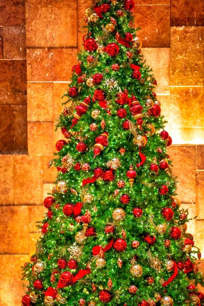 Árvore Natal Alta Contra Uma Parede Moderna Com Cor Dourada — Fotografia de Stock