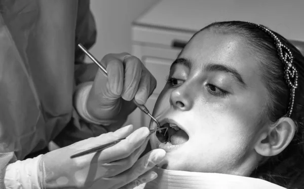 Čištění Zubů Profesionálním Stomatologickém Studiu Mladá Dívka Podstupující Ošetření Zubů — Stock fotografie