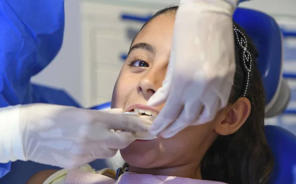 Sprzątanie Stomatologiczne Profesjonalnym Gabinecie Dentystycznym Młoda Dziewczyna Poddawana Leczeniu Zębów — Zdjęcie stockowe