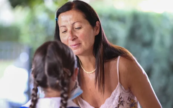 Madre Besando Hija Primer Día Escuela —  Fotos de Stock