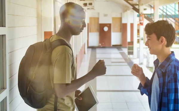 Συνάντηση Αφρικανού Αγοριού Στο Διάδρομο Του Σχολείου Τον Καυκάσιο Έφηβο — Φωτογραφία Αρχείου