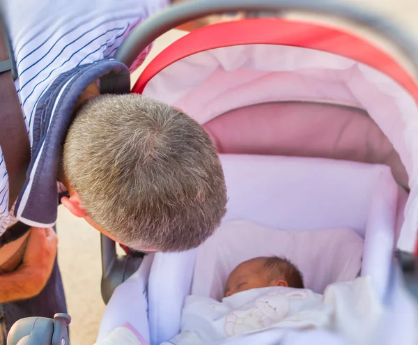 Man Kijkt Naar Zijn Pasgeboren Kind Wieg Liefde Geluk Concept — Stockfoto