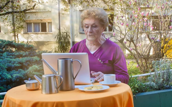 Blanke Gepensioneerde Vrouw Met Laptop Ontspannen Tuin Voor Het Ontbijt — Stockfoto