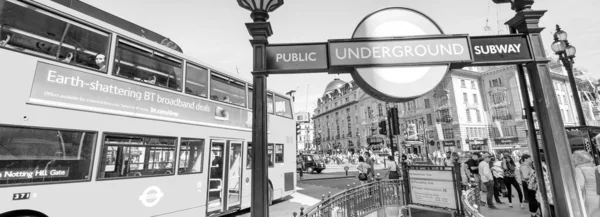 Londres Reino Unido Junio 2015 Autobús Rojo Dos Pisos Acelera —  Fotos de Stock