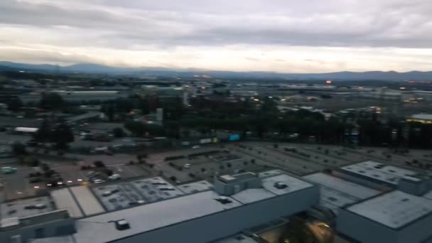 KALENZANO, WŁOCHY - LISTOPAD 3, 2021: Widok z lotu ptaka na obszar centrum handlowego i otaczający go krajobraz miejski o zachodzie słońca — Wideo stockowe