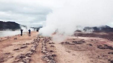 MYVATN, ICELAND - 2019 AĞUSTOS: Yaz mevsiminde İzlanda 'da jeotermal yaylar ve duman