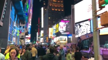 NEW YORK CITY - 20 Ekim 2015: Times Meydanı 'nda gece turistleri