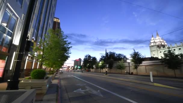 SALT LAKE CITY, UT - 14 de julio de 2019: Calles por la noche en temporada de verano — Vídeo de stock