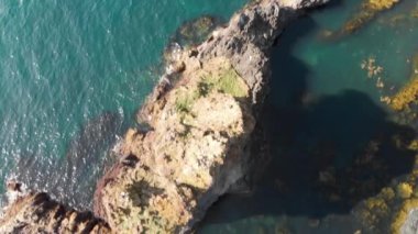 Djupalonssandur yaz mevsiminde İzlanda kıyı şeridi boyunca sallanır. İHA perspektifinden hava görüntüsü. Yavaş çekim