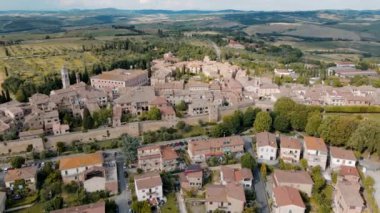 Toskana 'daki San Quirico ortaçağ kasabasının muhteşem hava manzarası. Yavaş çekim