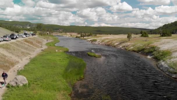 Midway Gejzír Basin menší pánev u řeky Firehole. Největší horký pramen v Yellowstone, Grand Prismatic Spring se také nachází zde — Stock video