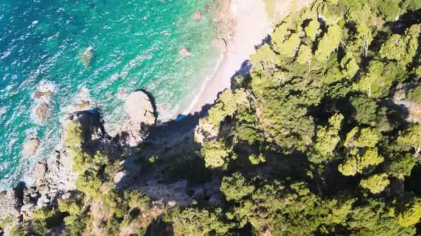 Fantastisk flygutsikt över vackra Amalfikusten under sommarsäsongen, Italien. Drone synvinkel — Stockvideo