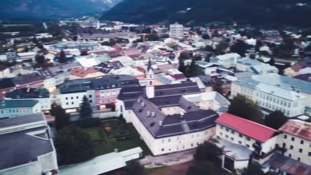 オーストリアのリエンツ。夜の無人機からの都市のスカイラインの空中ビュー — ストック動画