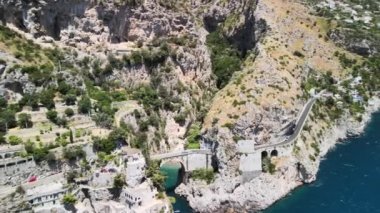 İtalya, Amalfi Sahili 'ndeki bir İHA' dan Furore Fjord 'un hava görüntüsü