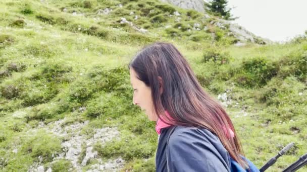 Donna durante un'escursione in montagna durante la stagione estiva — Video Stock