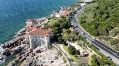 İtalya 'nın Calafuria bölgesindeki Toskana kıyı şeridinin inanılmaz hava manzarası. Yavaş çekim