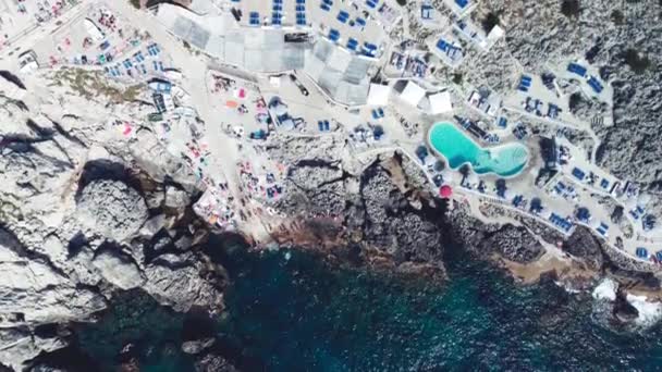 Vista aérea aérea aérea de Lighthouse Beach a partir de drone em Anacapri, Itália, na temporada de verão — Vídeo de Stock