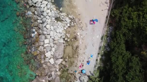 Vista aérea aérea de la costa de Capri desde un dron, Italia en temporada de verano — Vídeos de Stock