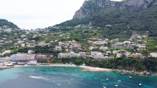 Capri gyönyörű partvonala a kikötő mentén. Légi felvétel a drónról — Stock videók