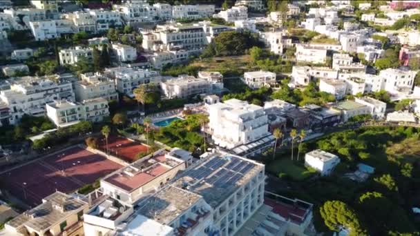 Capri stad bij zonsondergang, Italië. Luchtfoto van stadswoningen van drone in het zomerseizoen — Stockvideo