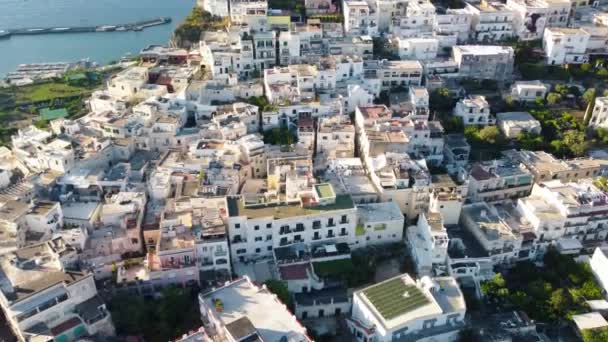 Capri město při západu slunce, Itálie. Letecký pohled na městské domy z dronu v letní sezóně — Stock video