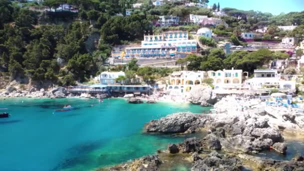 Letecký pohled na pláž Marina Piccola z dronu v letní sezóně - Capri, Itálie — Stock video