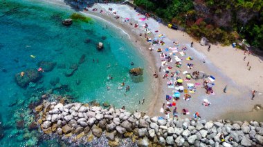 Liman bölgesi boyunca Capri 'nin güzel kıyı şeridi. İHA 'dan hava görüntüsü